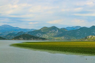 Karadağ 'ın Kotor kentindeki Dağların ve Mavi Gökyüzünün manzarası