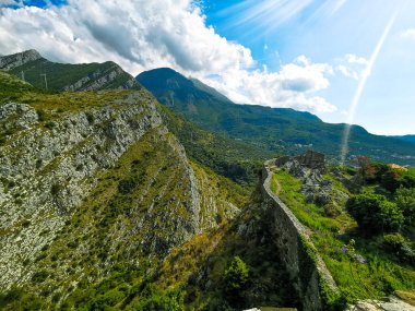 Kotor 'da Dağlı Eski Harabeler, Mavi Gökyüzü ve Güneş Işığı