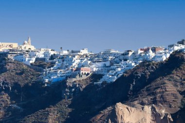 Fira kasabası bir dağda oturuyor.