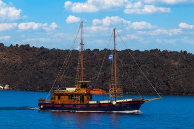 Okyanustaki Yelkenli Tekne Kaya Düzeni 'nin önünde