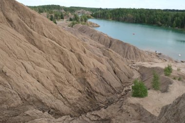 Kum dağları huş ağaçlarıyla kaplanmış..