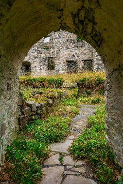 Kemer yolu vasıtasıyla Kale Harabelerine Bakılıyor