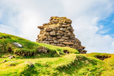 Grassy Tepesi 'nin tepesindeki Kale Harabeleri