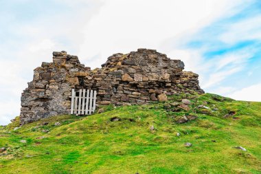 Rocky, Grassy Knoll 'da harabe.
