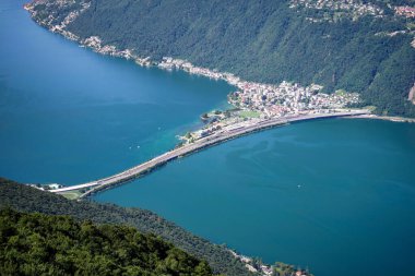 Lugano Gölü üzerindeki dev köprü.