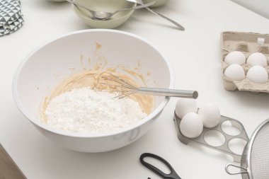 Fırın tarifi yapmak için çırpılmış unla karıştırılmış un..