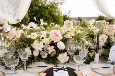 Açık havada düğün resepsiyonu çiçekli süs koşucusu