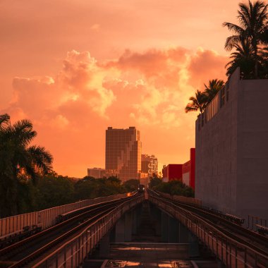 Şehir üzerinde gün batımı demiryolu mercan geçitleri Miami