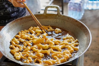 Kızartma tavasında kızartılmış hamur çubuğu (Pa Thong Ko)