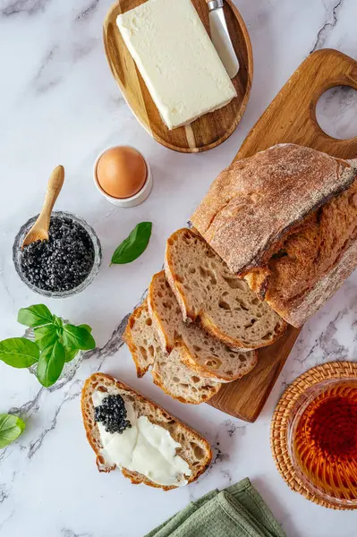 Tereyağı ve havyarlı ev yapımı ekmek ve sandviç.