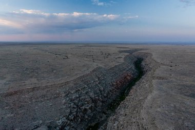 Dünya 'yı sert bir çöl ortamında ayıran dar bir vadi.