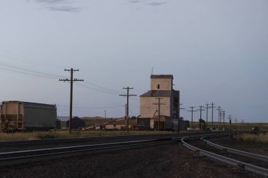 Demiryolu ve ambar silosuyla kırsal bölge manzarası