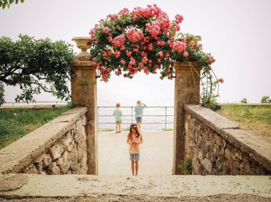 Deniz kenarında üç çocuk.