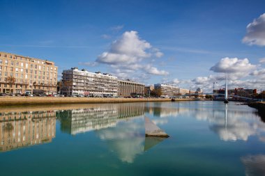 Le Havre 'nin şehir merkezi. Ticaret köprüsü var.