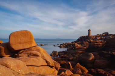 Fransa 'nın Pembe Granit Sahili' ndeki Deniz Feneri