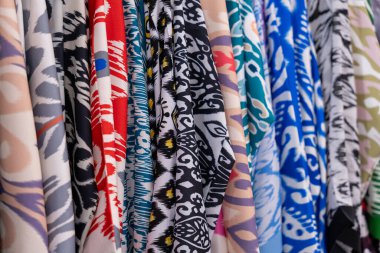 Değişik desenleri ve tasarımları olan renkli kıyafetler.