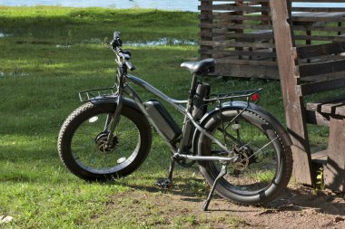 Kırsalda ve şehirde gezmek için elektrikli bisiklet..