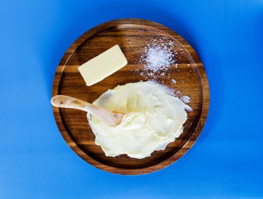 Kremalı Tereyağı ve Ahşap Tabağa Tuz Genel Görünümü