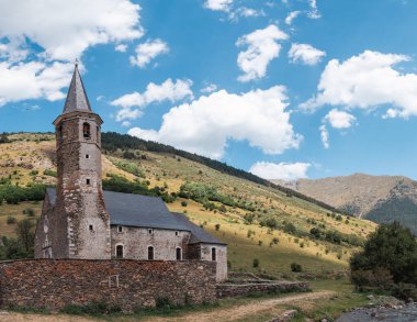 Dağları olan görkemli vadi 