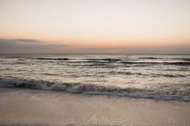 Sakin Napoli, Florida plajı, günbatımında hafif dalgalarla