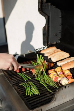 Izgara sebze, sosisli sandviç ve mangalda çörek.