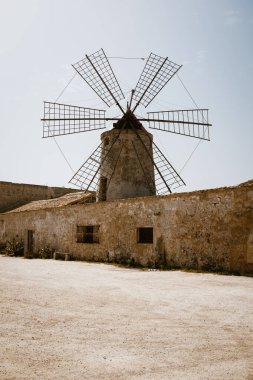 Eski binalarla çevrili yel değirmeni
