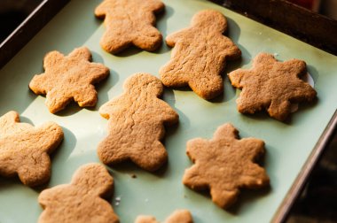 Kek tepsisinde soğuyan altın sarısı kurabiyeler.