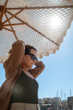 İtalya, Monopoli 'de Tığ İşlemeli Şemsiye Altında Özel Bir Kadın