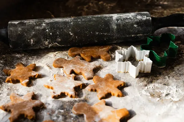 stock image Rolling pin beside freshly cut gingerbread cookies, ready for the oven