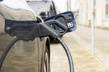Şarj aleti elektrikli araca bağlı.