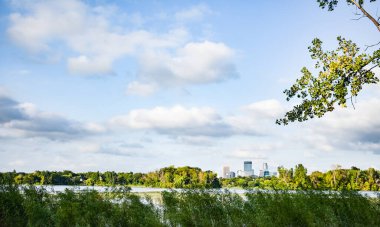 Minneapolis göl boyunca gökyüzü