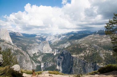 Yosemite 'nin şelaleli ve kayalıklı manzarası