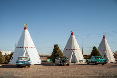 Holbrook, AZ 'deki Wigwam' da çiş ve eski arabalar.