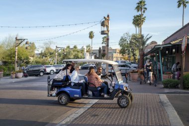 Old Town Scottsdale 'den golf arabası geçiyor.