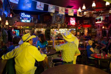 Old Town Scottsdale 'de bir bardaki insanlar
