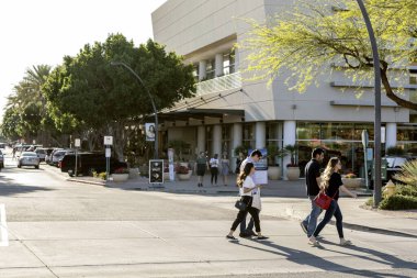 Scottsdale 'deki Kierland alışveriş merkezinin dışındaki yayalar.