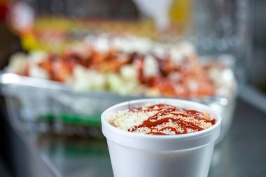 Valentina, Chamoy, tajin ve limonlu meyve tabağı.