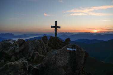 Dağ zirvesi silueti, nefes kesen gün doğumuna karşı..