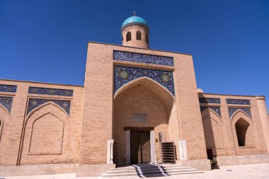 Üzerinde mavi kubbe olan büyük bir bina.