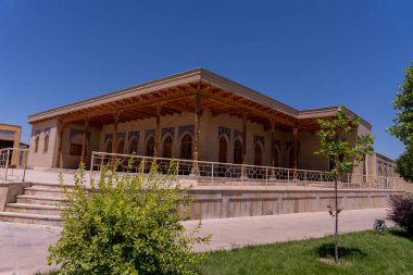 Önünde balkon ve ağaç olan bir bina.