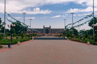 Önünde avlu olan büyük bir bina.