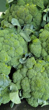 Bir markette yeşil yapraklı taze brokoli kafalar yakın plan.