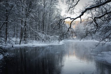 Fiskars, Finlandiya 'da nehir bulunan kış manzarası