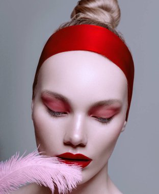 Yaratıcı makyajlı bir kadının yakın portresi.