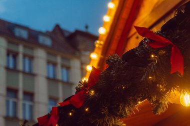 Geleneksel Noel panayırı pazar meydanında yapılıyor. Wroclaw