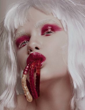 Pembe makyajlı, beyaz kaşlı, yaratıcı bir model.