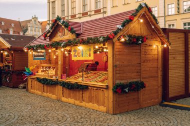 Geleneksel Noel panayırı pazar meydanında yapılıyor. Wroclaw