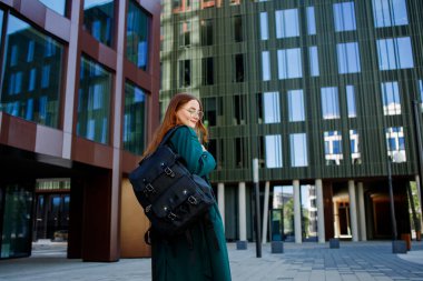 Kızıl kız işçi ya da sırt çantalı bir öğrenci.