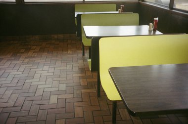 Eski yeşil koltuklu boş lokantalar.