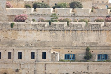 Valletta, Malta 'daki limanda taştan mimari.